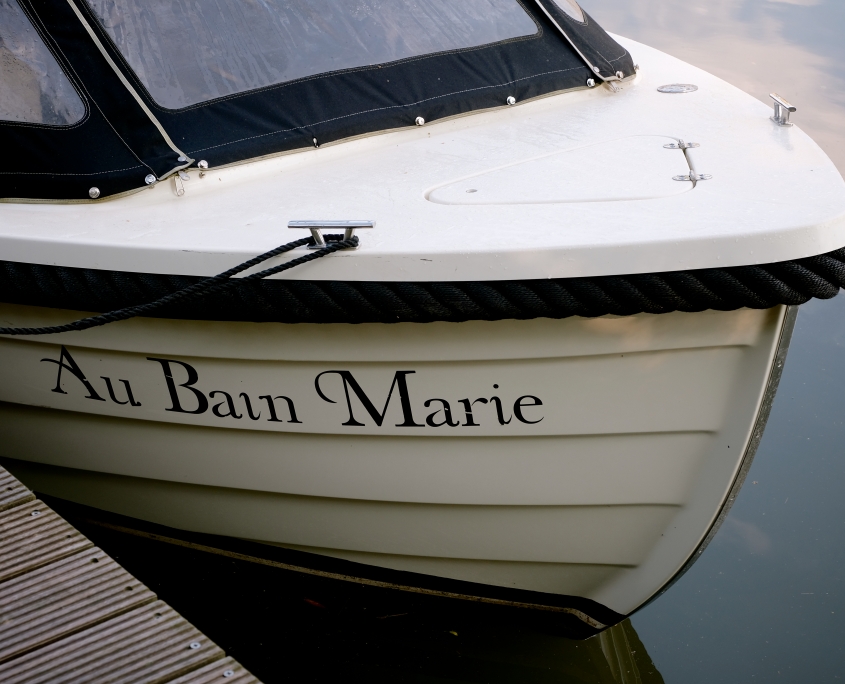 Restaurant Au Bain Marie bootverhuur. Huur een Hollandse sloep voor een boottocht op de Leie. Regio Gent Deinze Sint-Martens Latem.